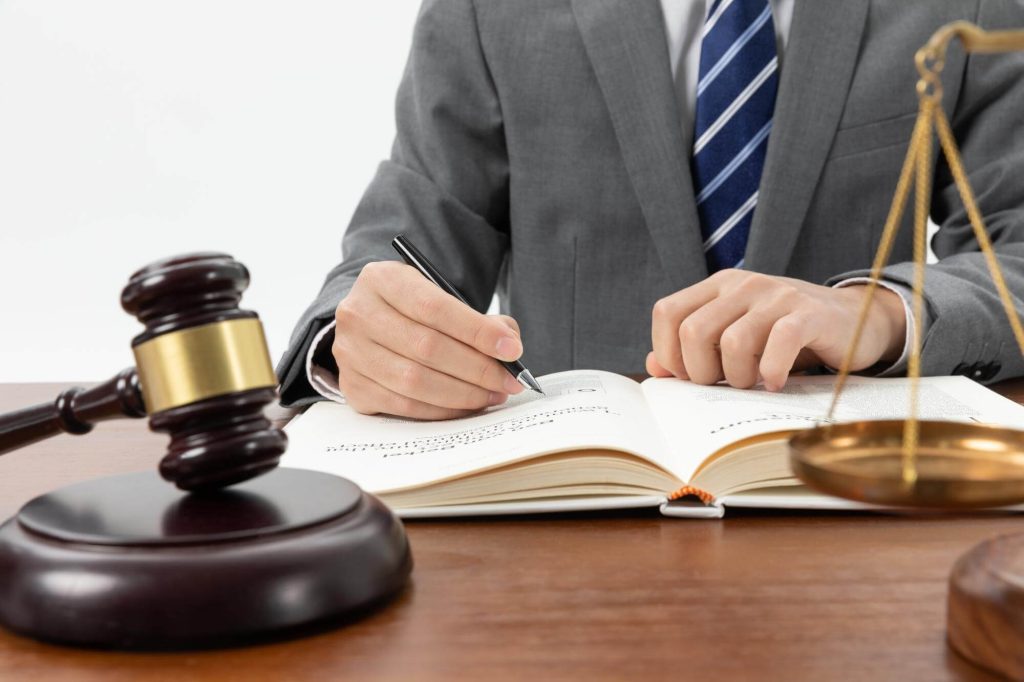 داوری در بیمه چیست؟ مزایا و معایب