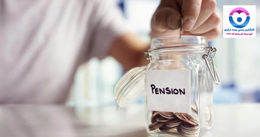 ظرف شیشه ای که سکه در آن انداخته میشود و به مرور زمان جمع می گردد تا برای روزهای از کار افتادگی و فوت به کاربیاید؛نشانه ای از مزایای بیمه شلر می باشد.